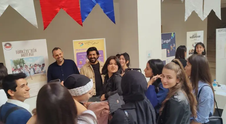 İş fuarında öğrencilerle