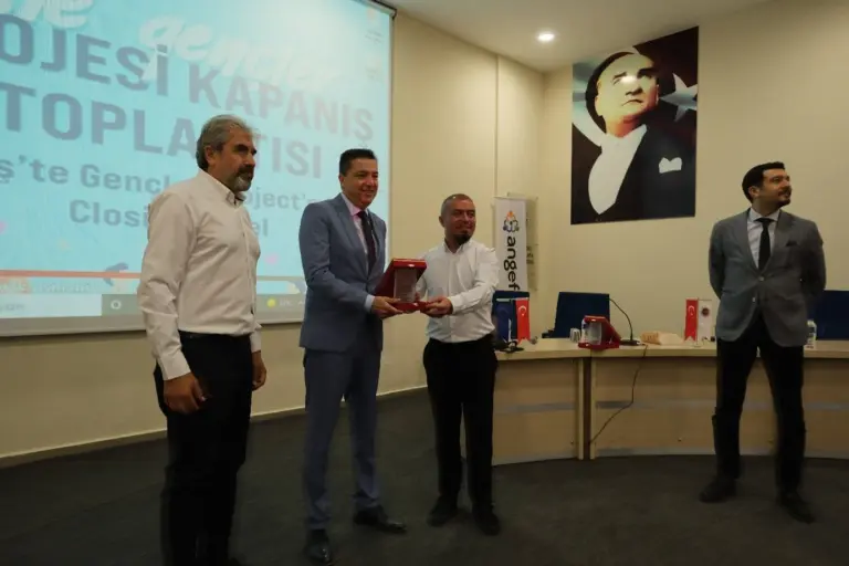 Teşekkür plaketi takdimi