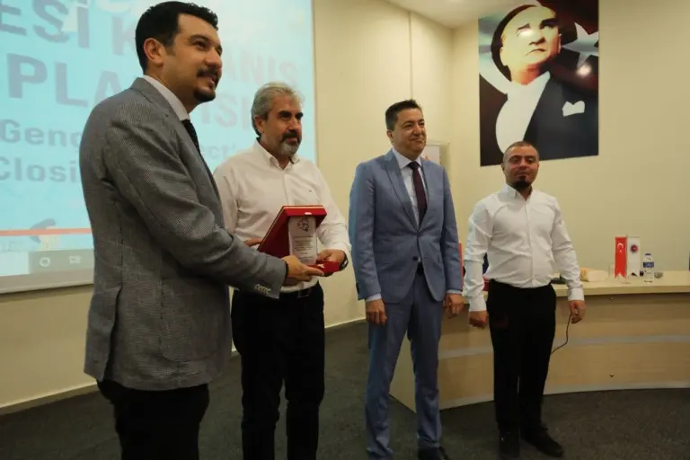 Kapanış toplantısında plaket takdimi
