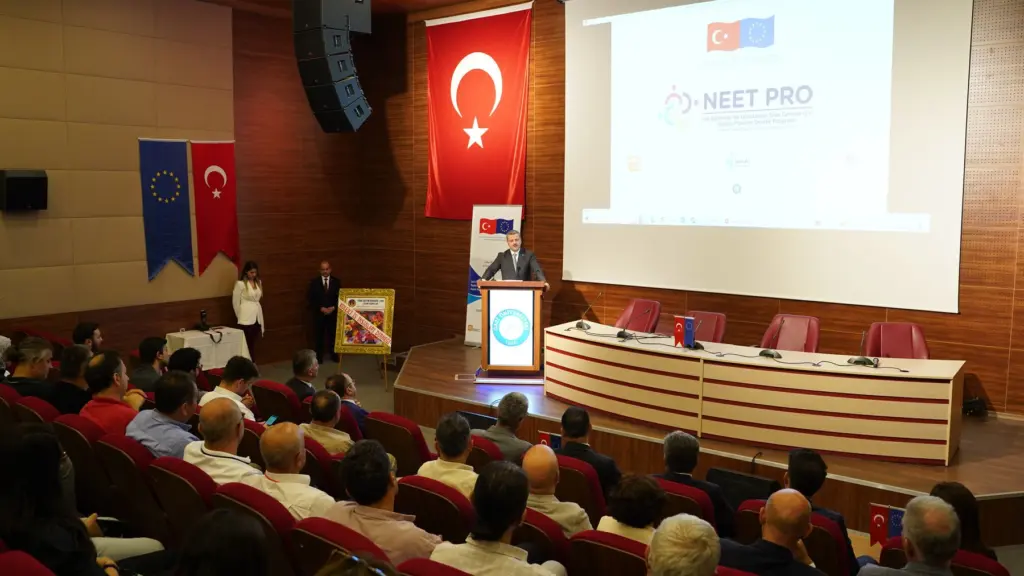 Konferans salonunda proje kapanış toplantısı