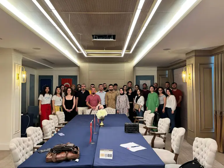 Toplantı sonrası toplu fotoğraf